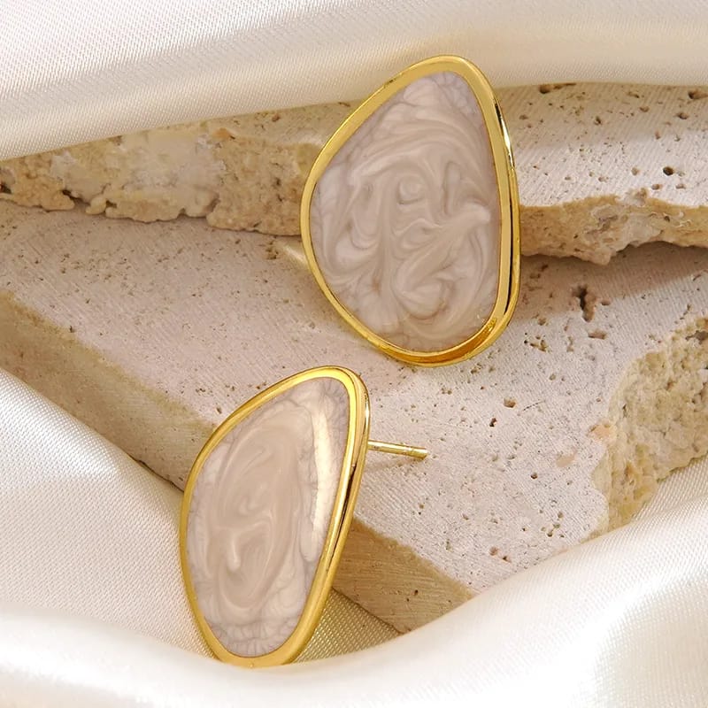 Aretes de resina y baño de oro