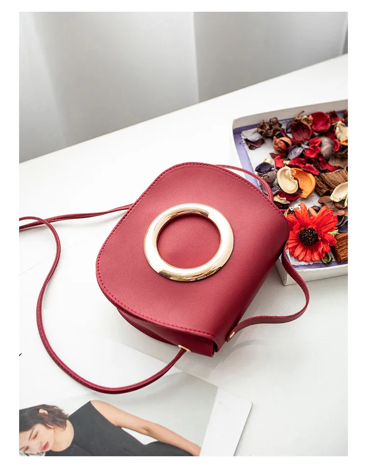 Bolso de mano negro y rojo con aro dorado