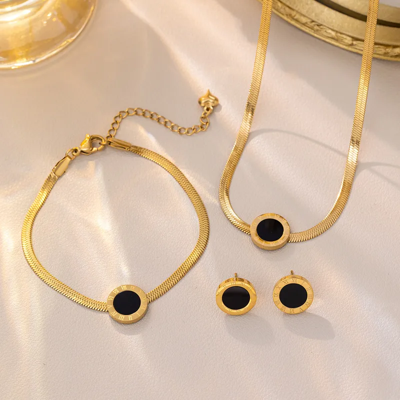 Set de joyería dorada con ónix negro