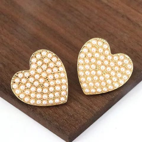 Aretes de corazón con perlas