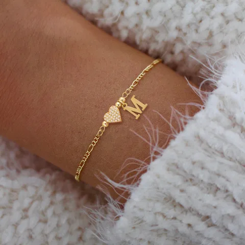 Pulsera de letra dorada