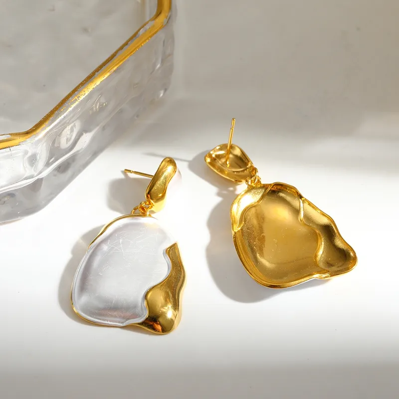 Aretes de nácar y baño en oro