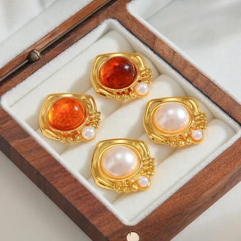 Aretes dorados con perla y resina ámbar