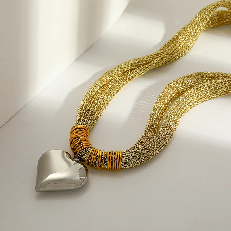 Collar dorado con corazón plateado