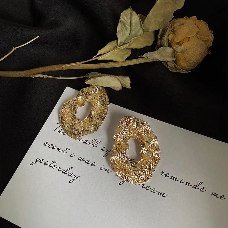 Aretes dorados orgánicos