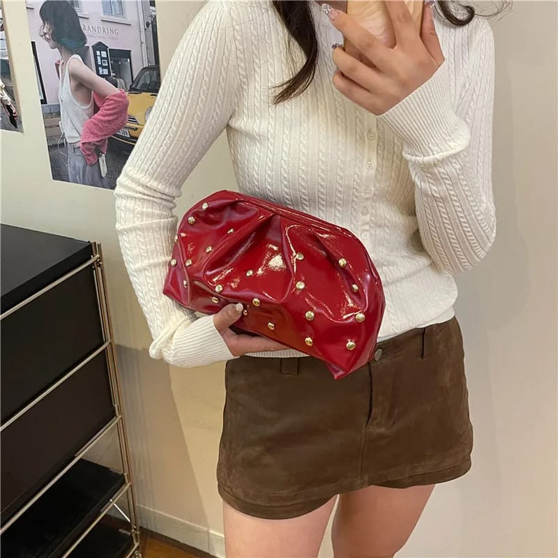 Bolso tipo clutch  con tachuelas