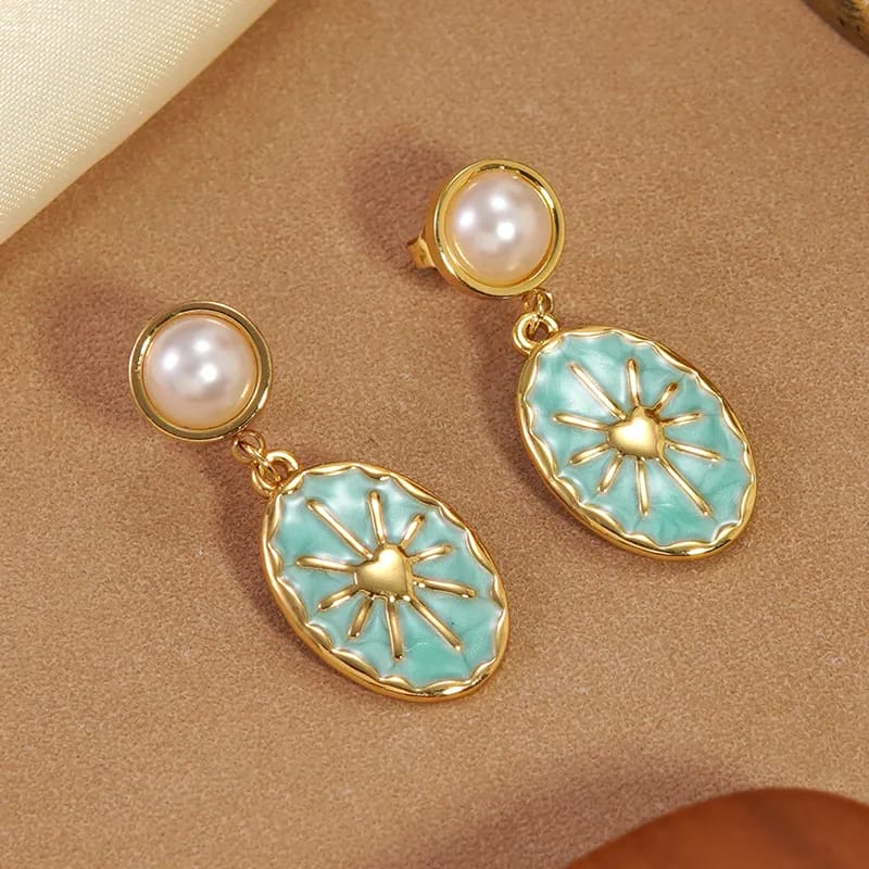 Aretes con perla y corazón dorado