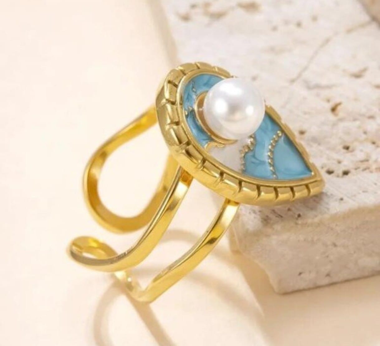 Anillo dorado con perla y esmalte azul