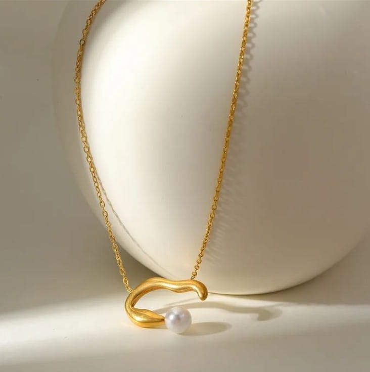 Set de joyería dorada con perla