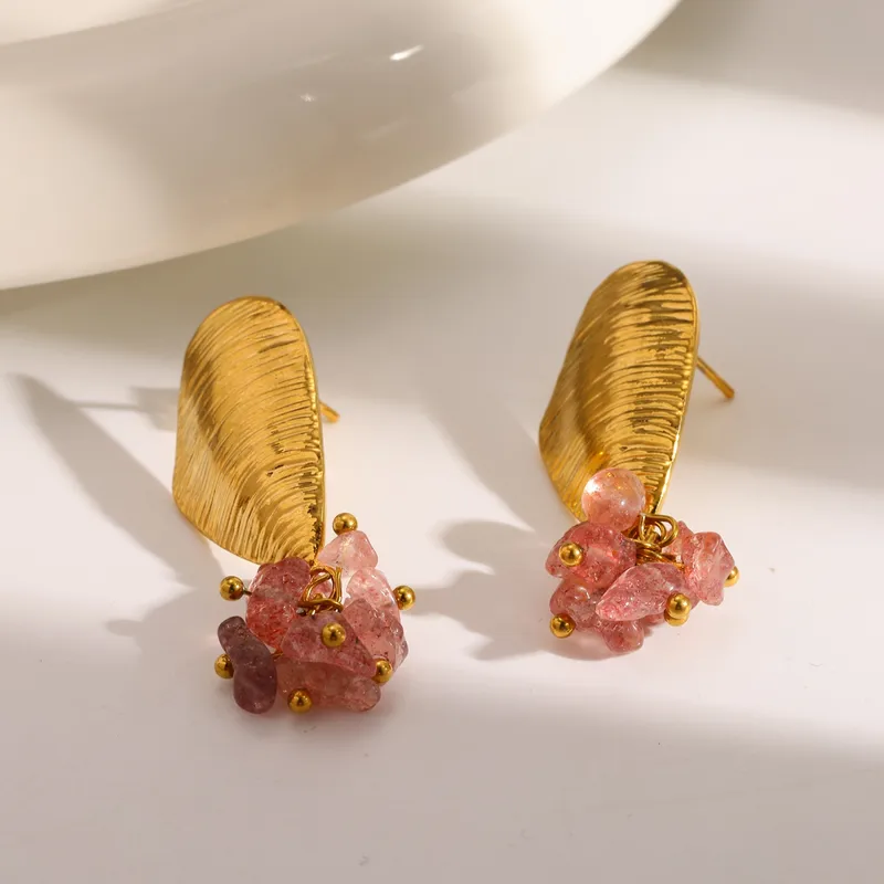 Aretes dorados con piedras rosadas