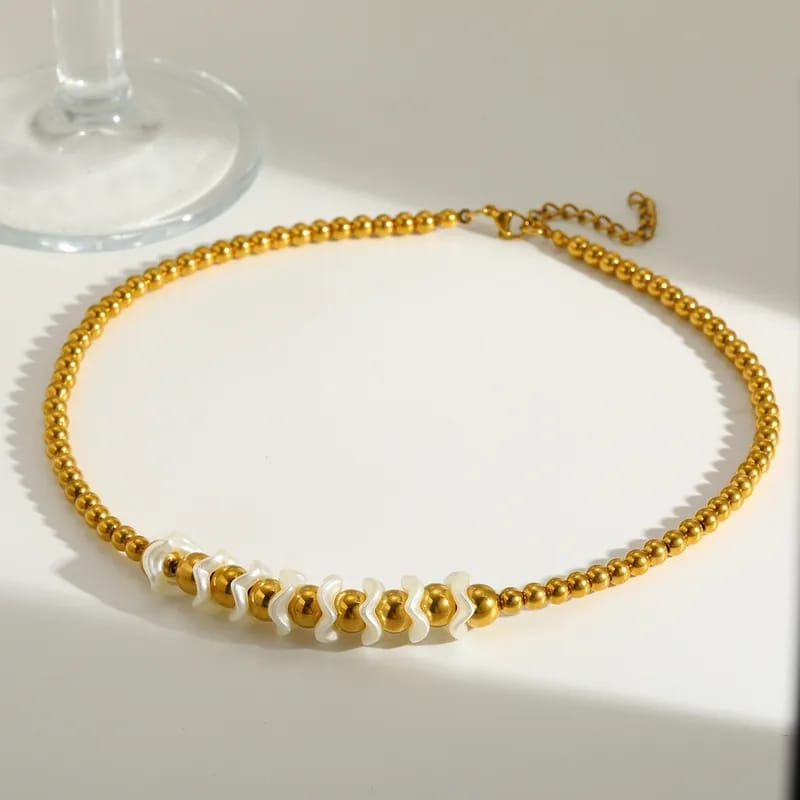 Collar de perlas y cuentas doradas