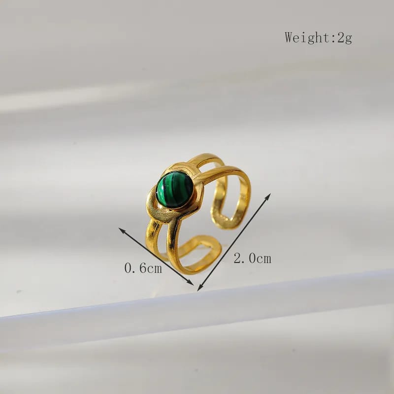 Anillos dorados con piedra verde
