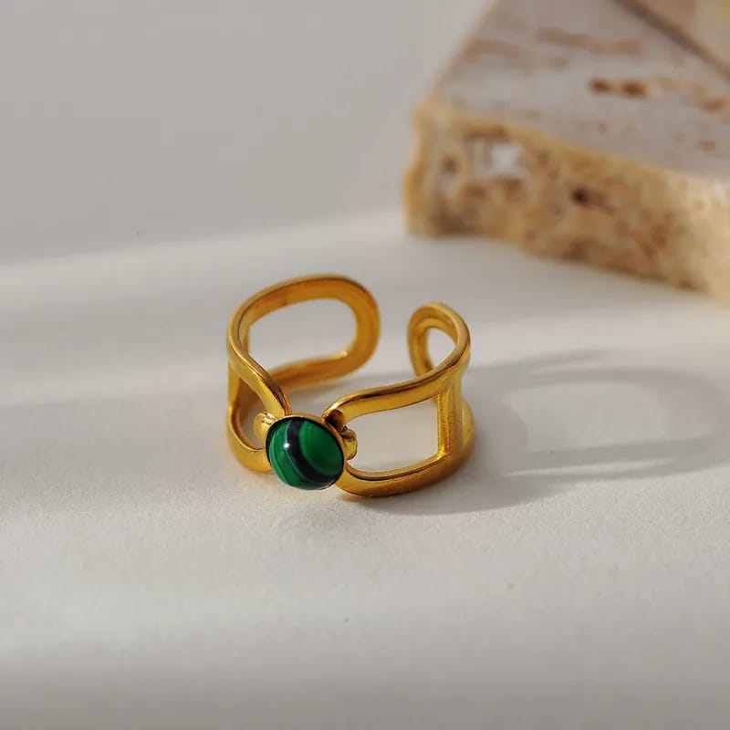Anillos dorados con piedra verde