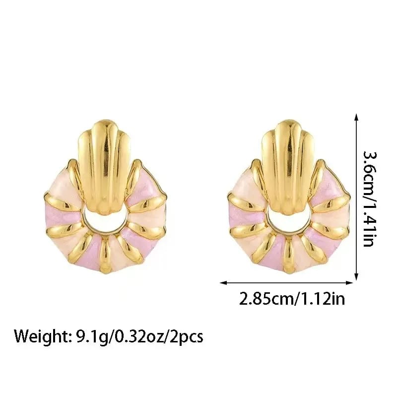 Aretes dorados y blancos elegantes