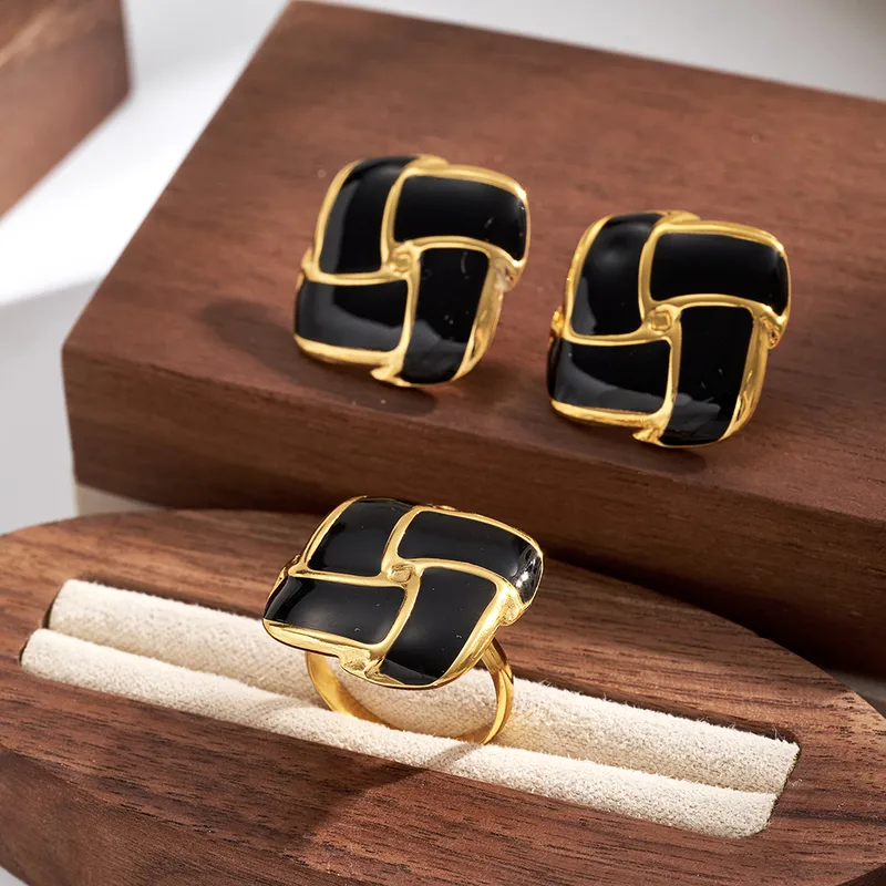 Set de pendientes y anillo