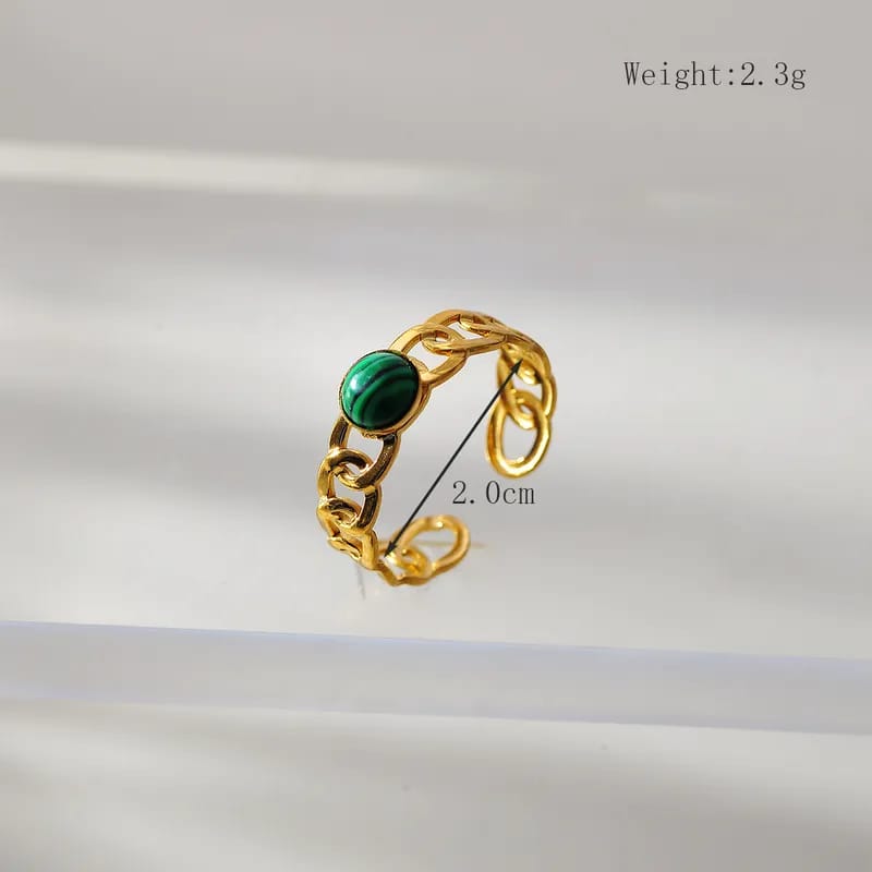 Anillos dorados con piedra verde