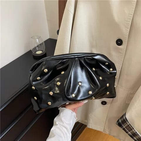 Bolso tipo clutch  con tachuelas