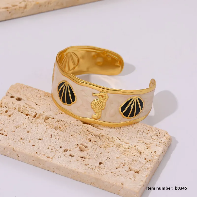 Brazaletes Dorados con Conchas