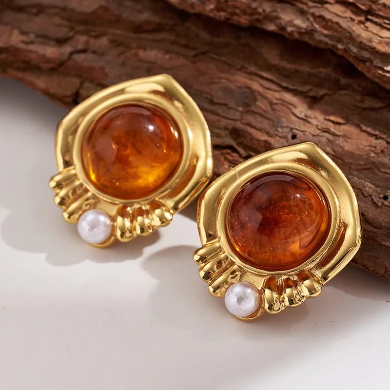 Aretes dorados con perla y resina ámbar