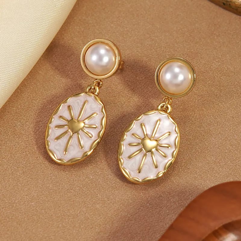 Aretes con perla y corazón dorado
