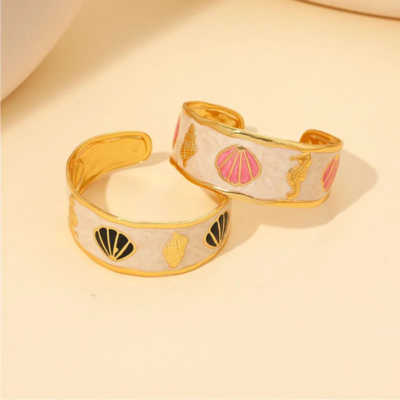 Brazaletes Dorados con Conchas