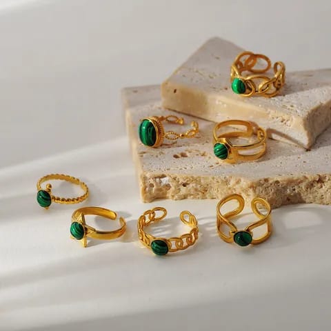 Anillos dorados con piedra verde