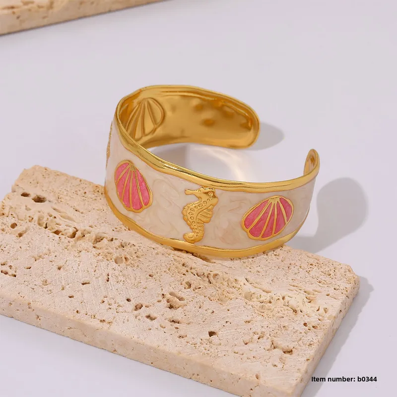 Brazaletes Dorados con Conchas