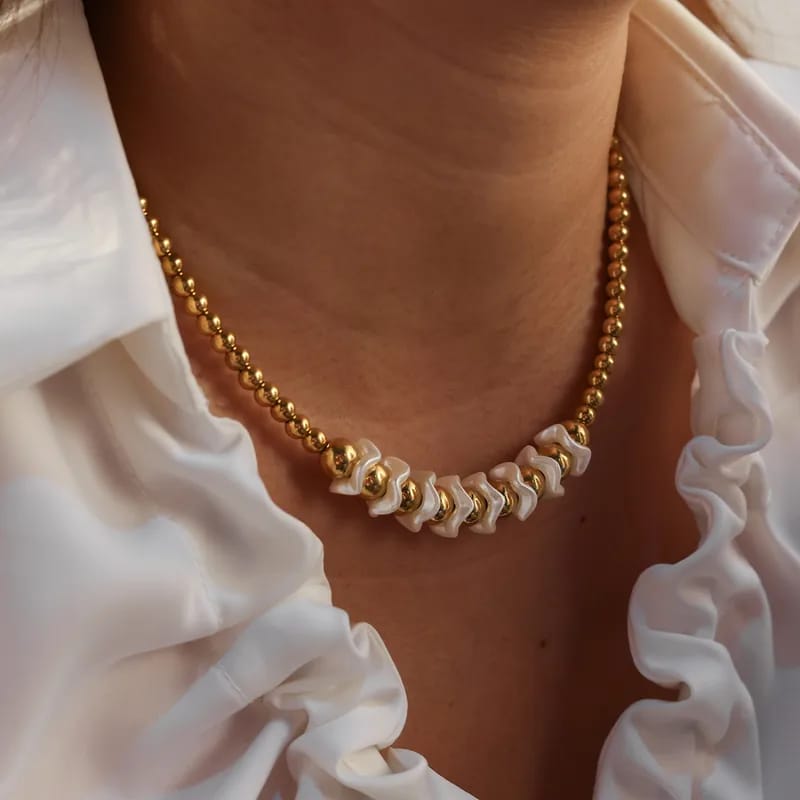 Collar de perlas y cuentas doradas