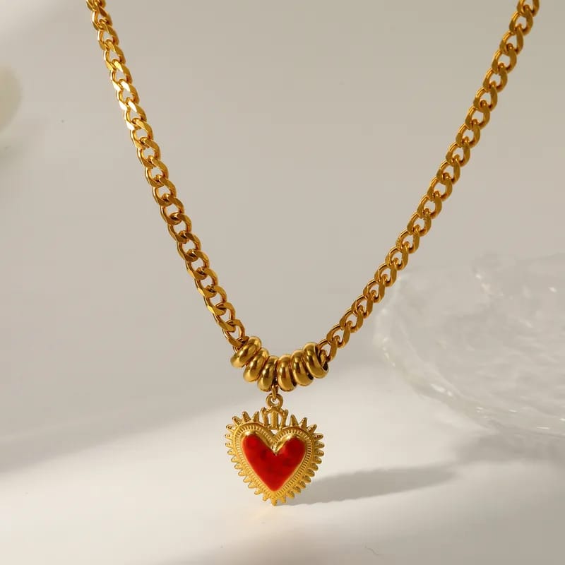 Collar dorado con dije de corazón