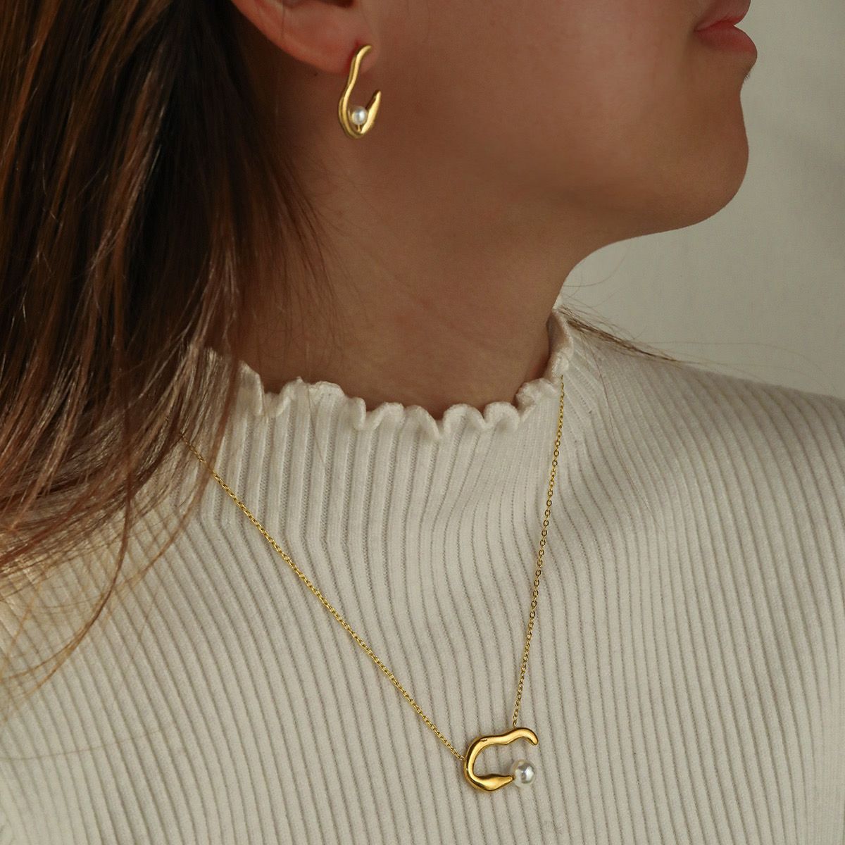 Set de joyería dorada con perla