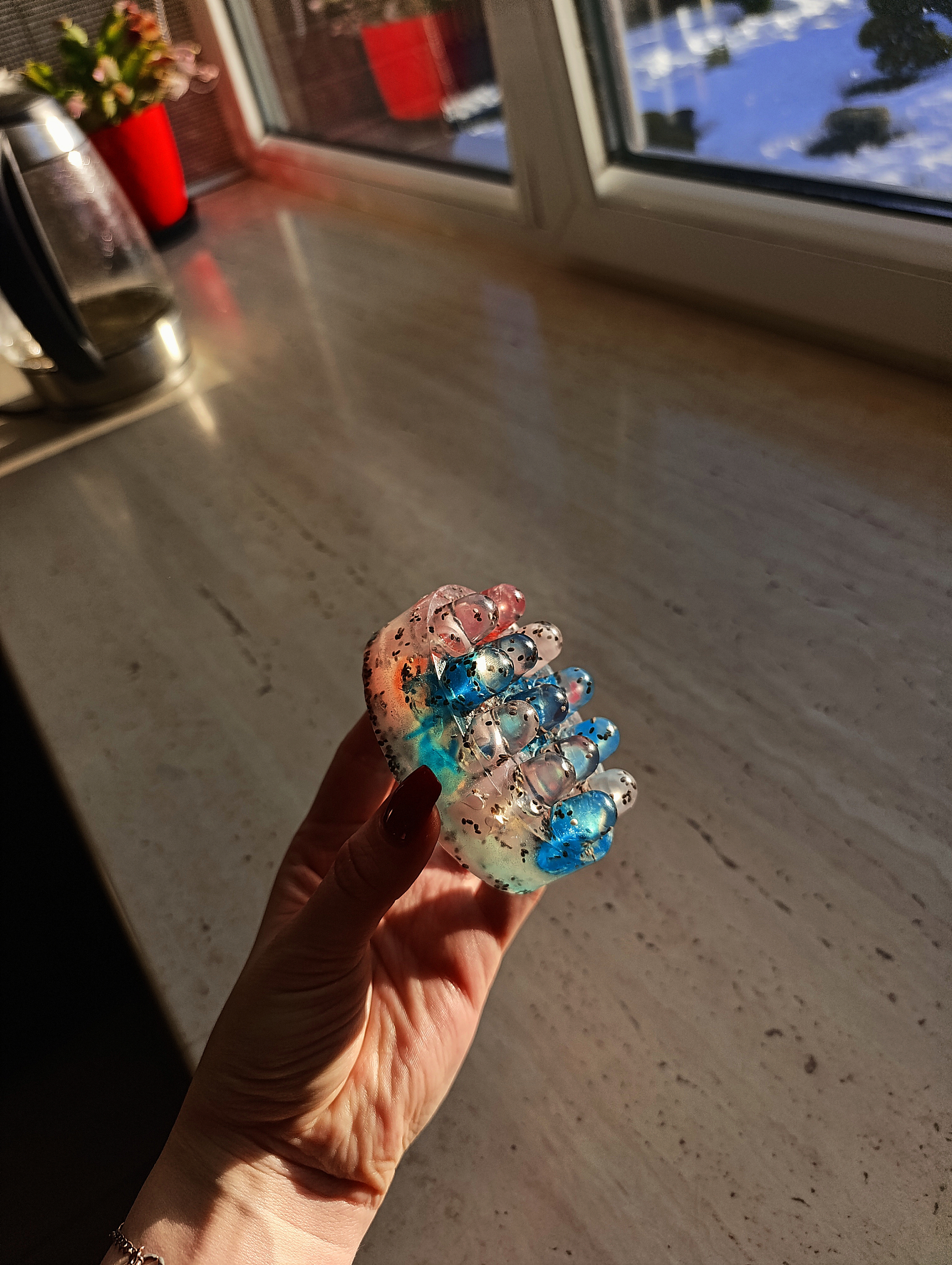 Spalvotas muilas - masažuoklis su chia sėklomis 