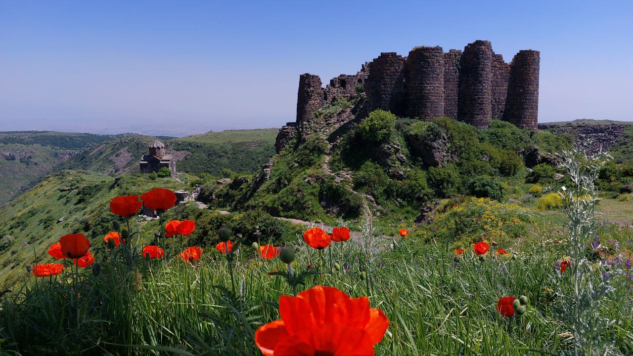 Saghmosavank, Amberd fortres