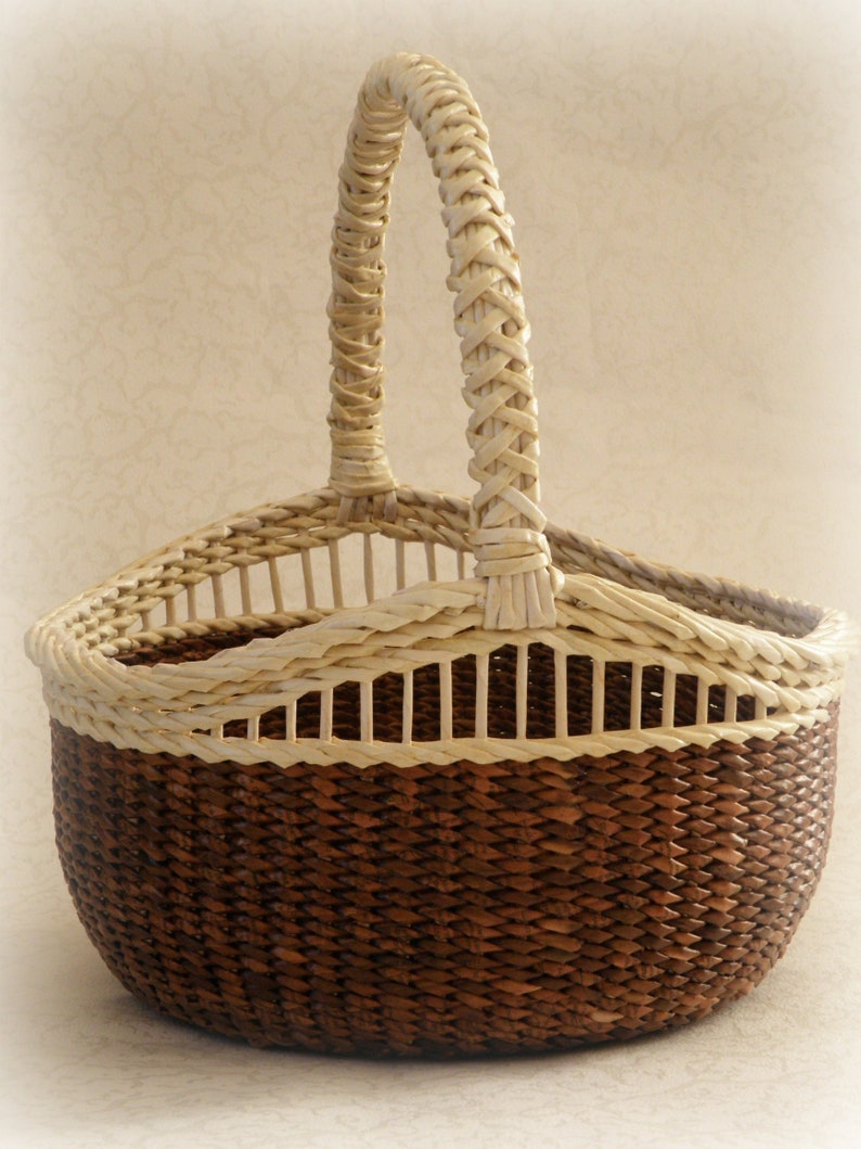 Large round handwoven wicker basket with handle Rustic wedding basket Flower display basket Brown gift basket Adult flower girl basket