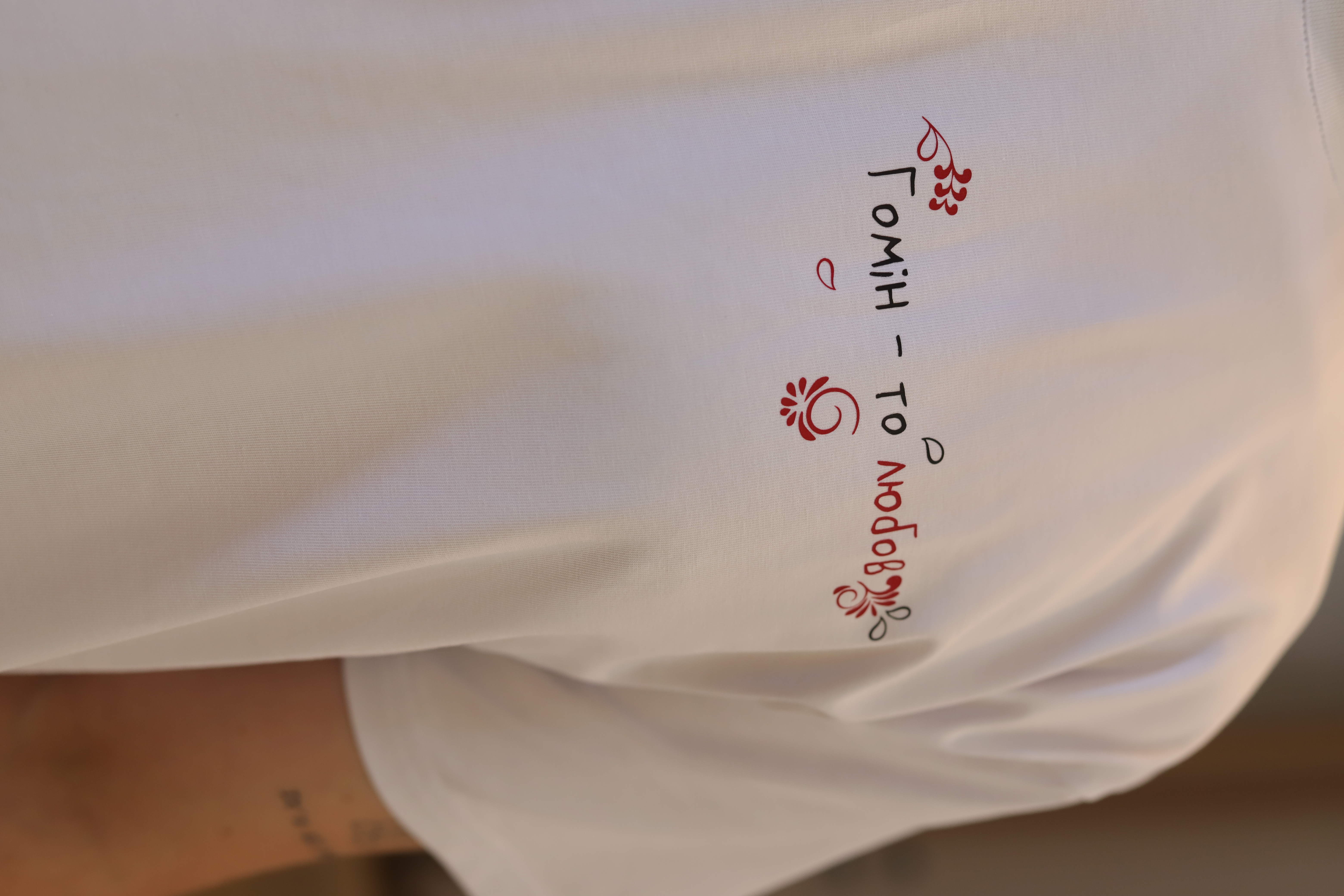 Біла футболка з принтом