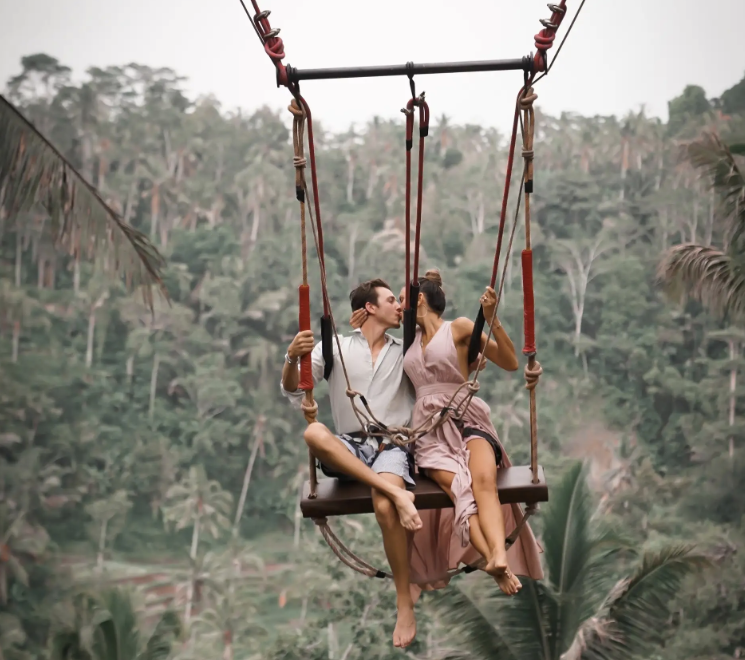 Balançoire à Bali avec cascades, rizières en terrasse et forêt des singes