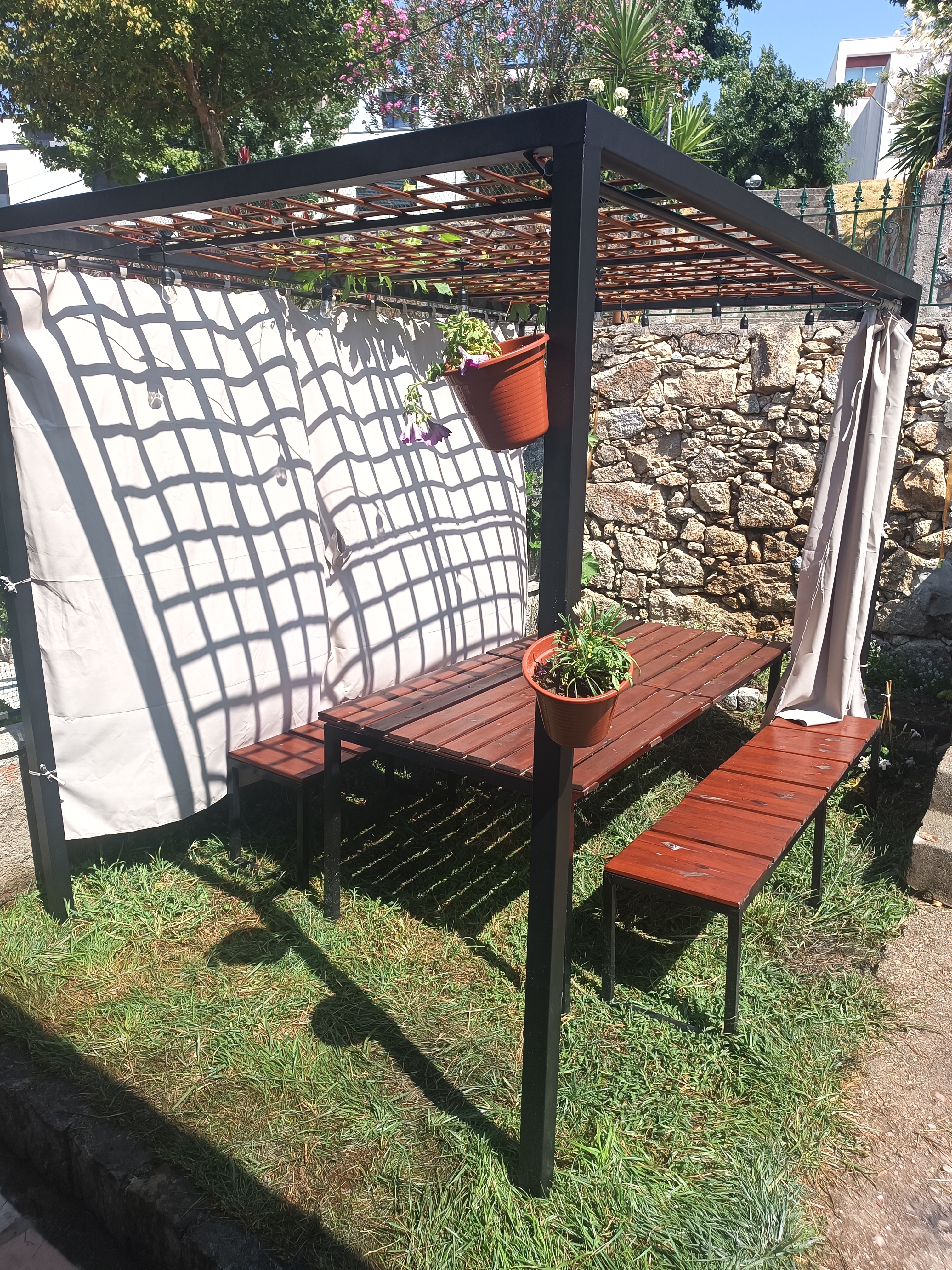 Pérgola em aço com cobertura de madeira