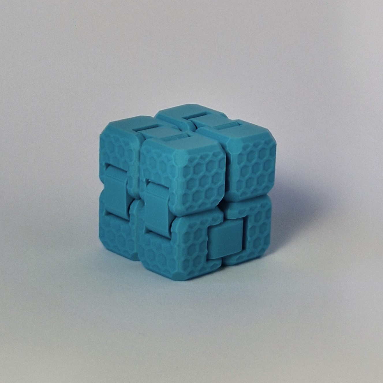 3D spausdintas begalybės kubas (Infinity Cube) – fidget žaislas stresui mažinti