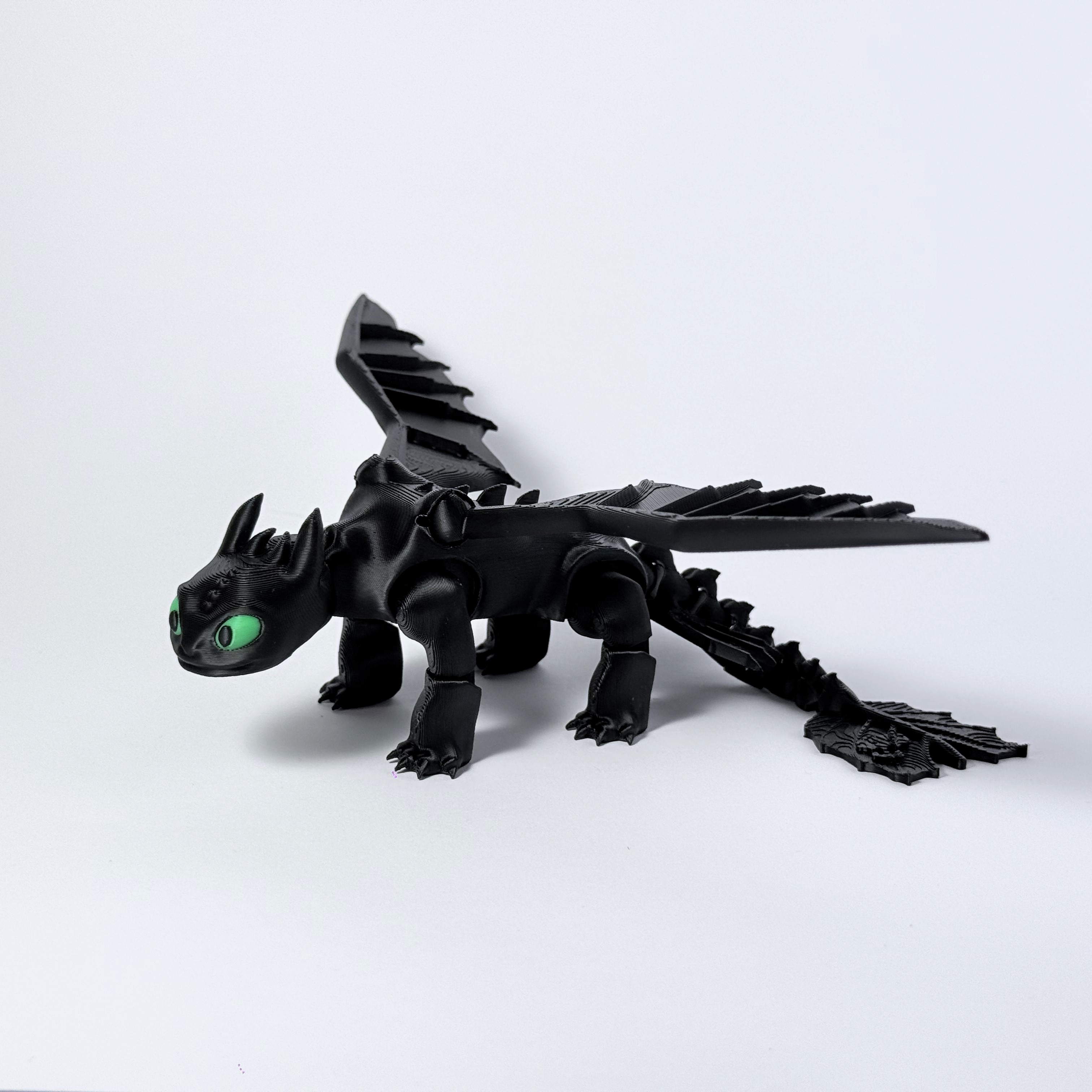 3D spausdintas juodasis drakonas – lankstus žaislas su judančiais sparnais