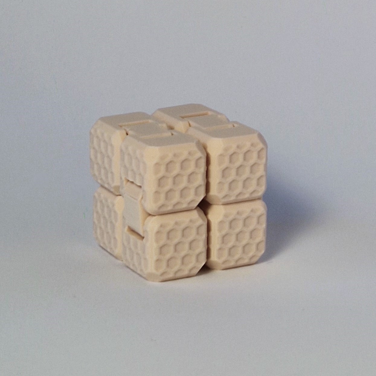 3D spausdintas begalybės kubas (Infinity Cube) – fidget žaislas stresui mažinti