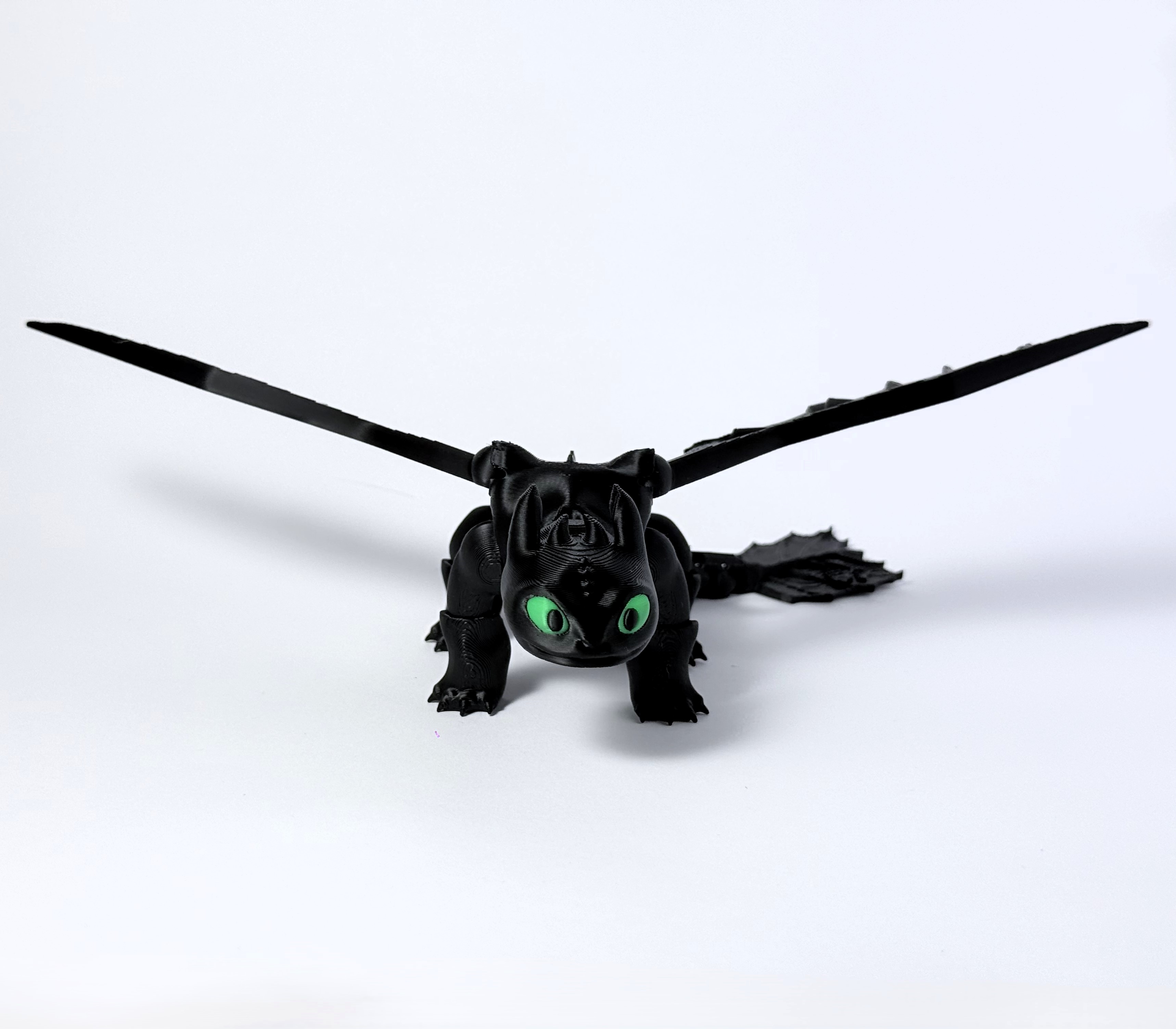 3D spausdintas juodasis drakonas – lankstus žaislas su judančiais sparnais