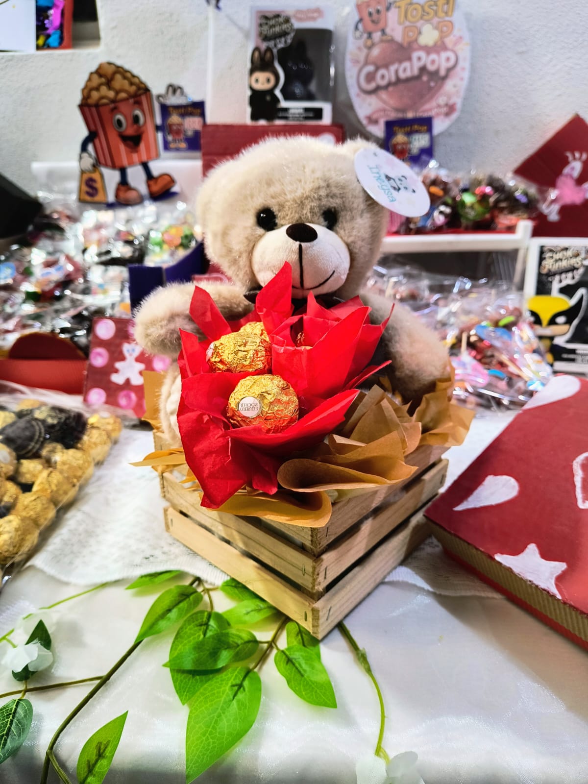 Caja de regalo con peluche y chocolates