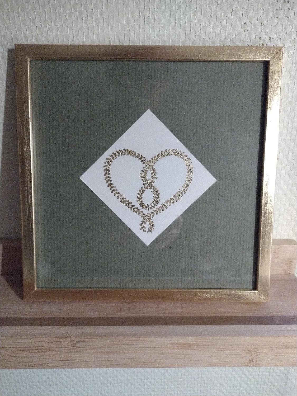 Coeur aux rinceaux de feuillage doré entrelacé