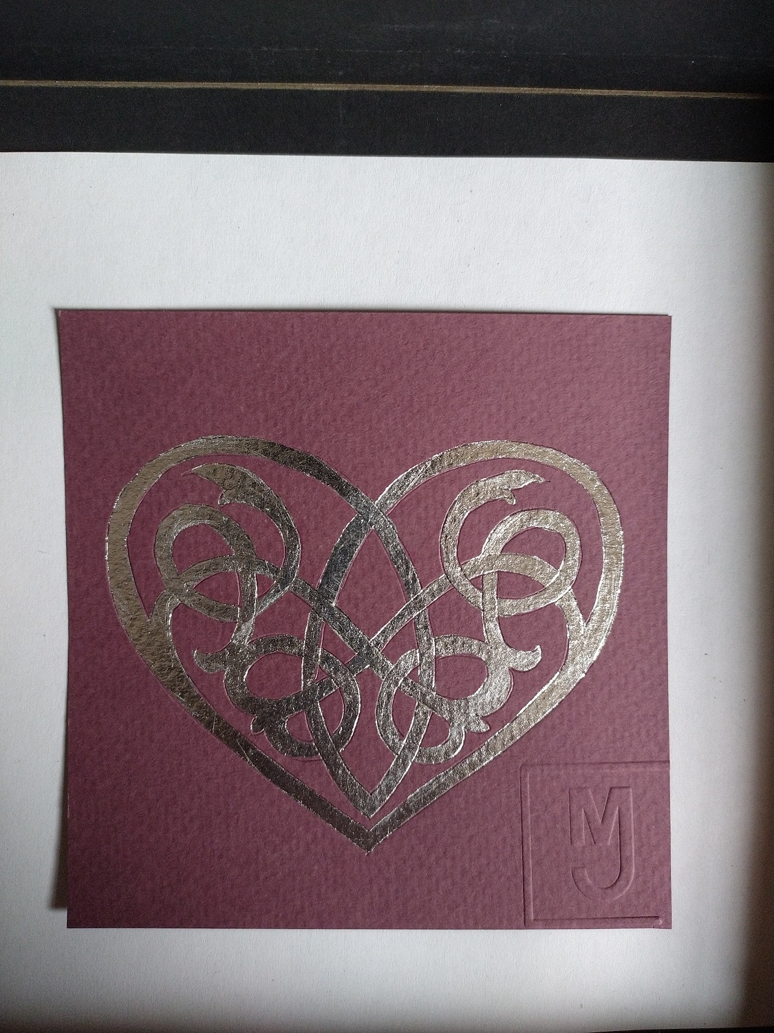 Coeur aux bretzels, fond pourpre