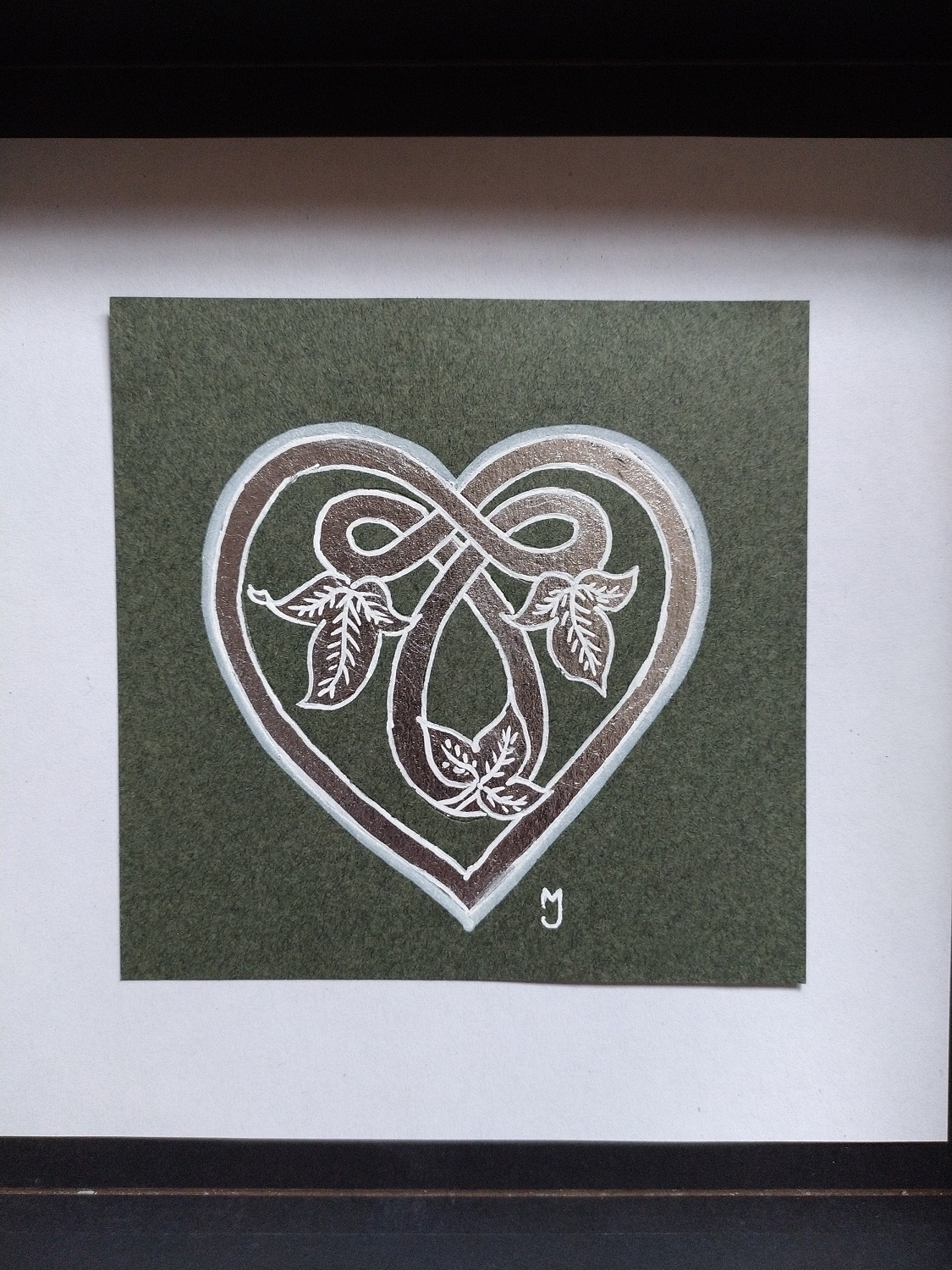 Coeur argenté et lierre sur fond vert