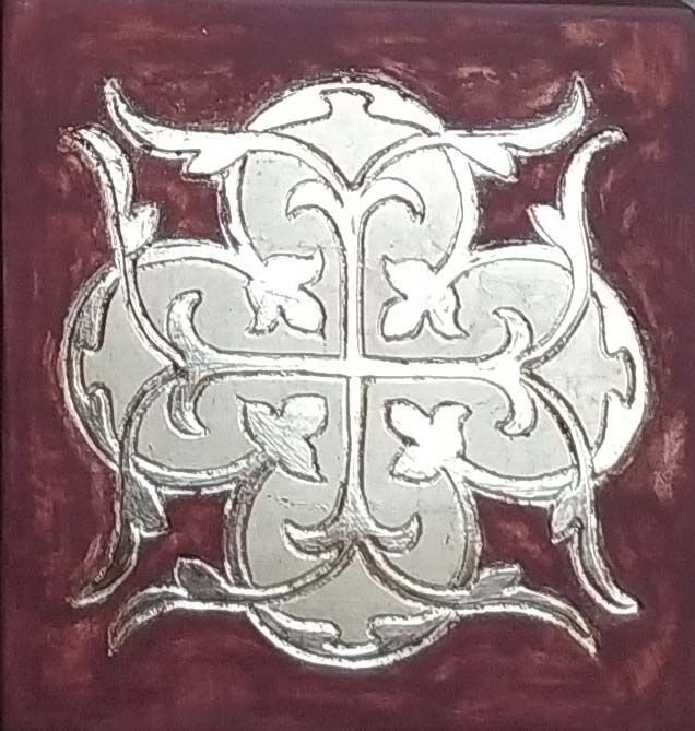 Quadrilobe relevé d'un discret feuillage