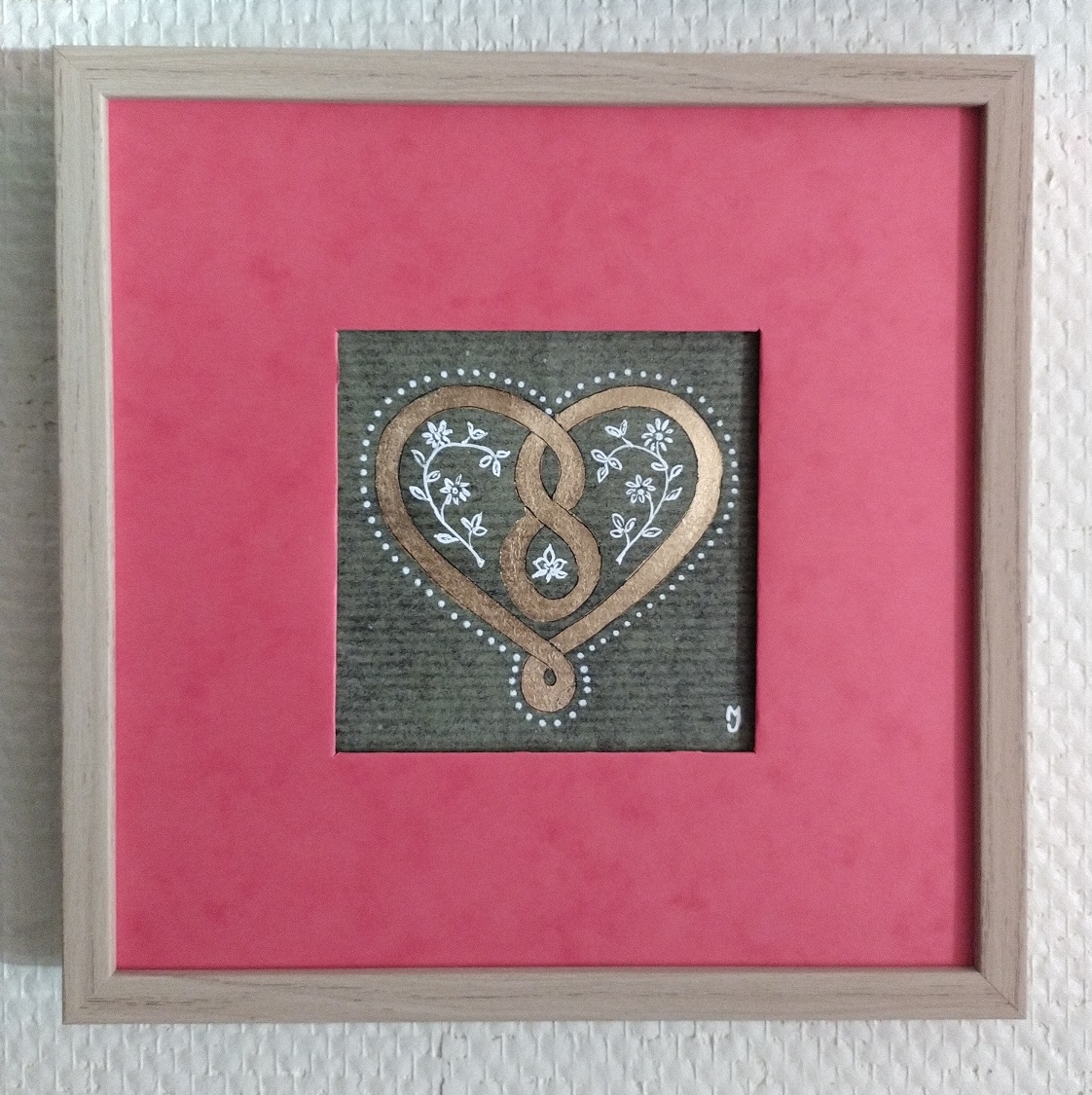 Coeur alsacien blanc et cuivre sur fond vert amande