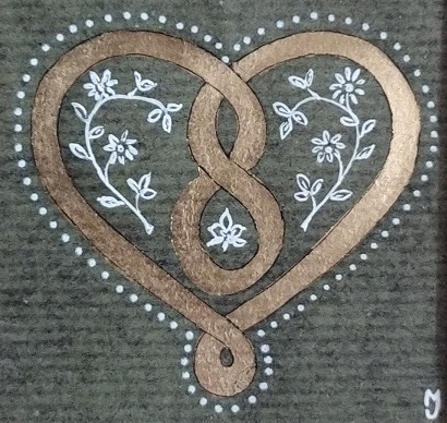 Coeur alsacien blanc et cuivre sur fond vert amande