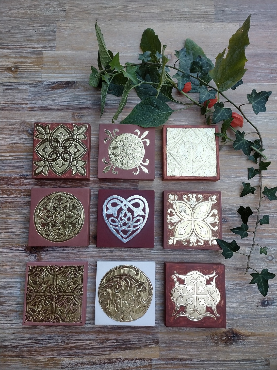 Quadrilobe relevé d'un discret feuillage