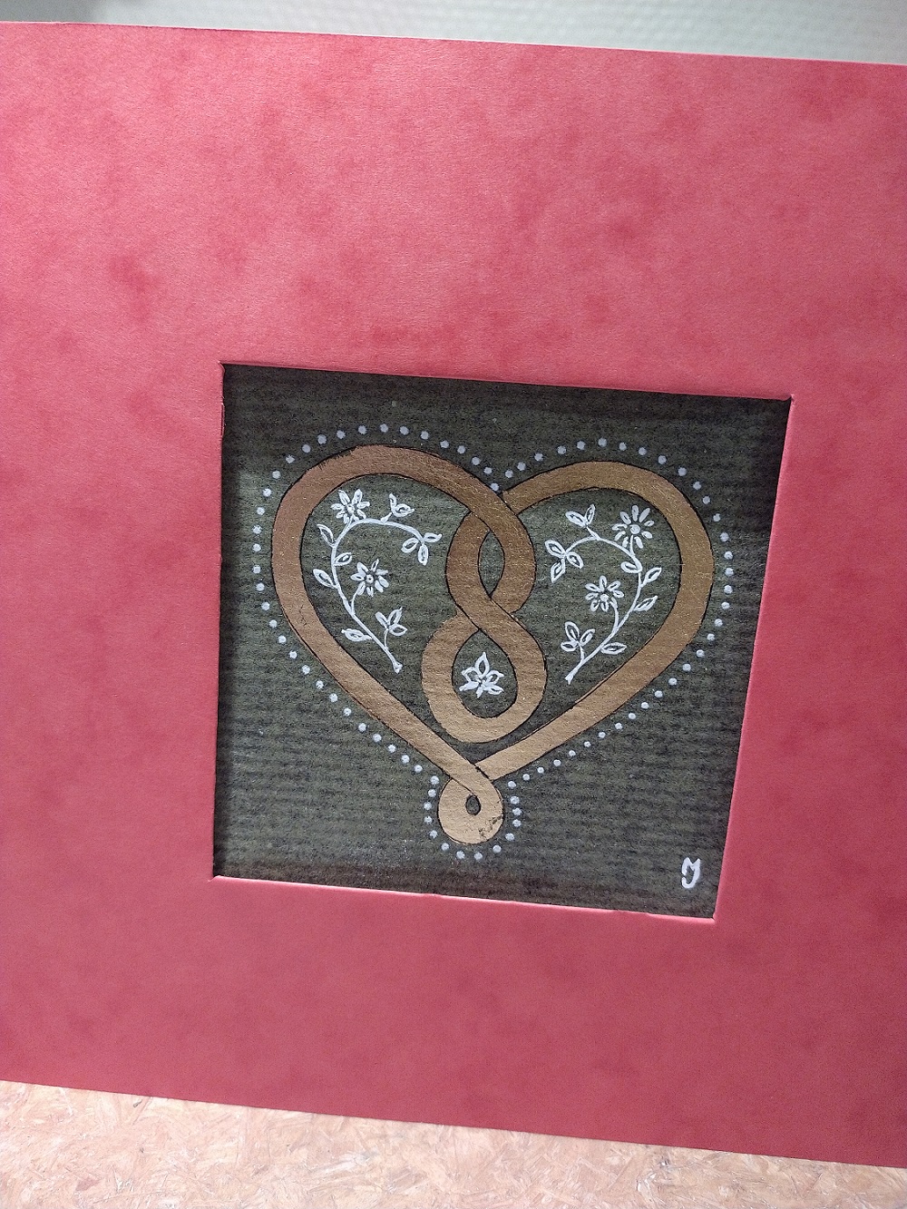 Coeur alsacien blanc et cuivre sur fond vert amande