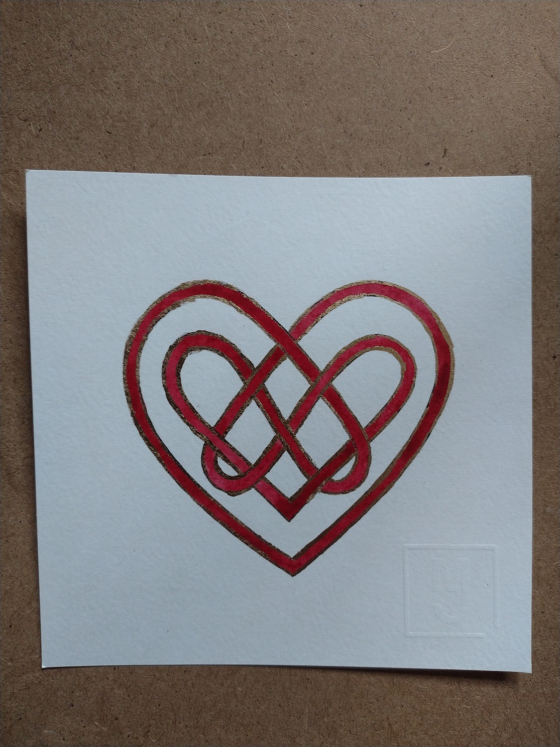 Coeur en ruban rouge et or